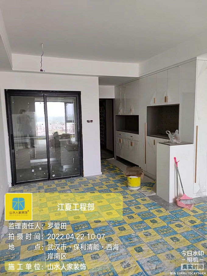 保利清能西海岸開關面板燈安裝收尾