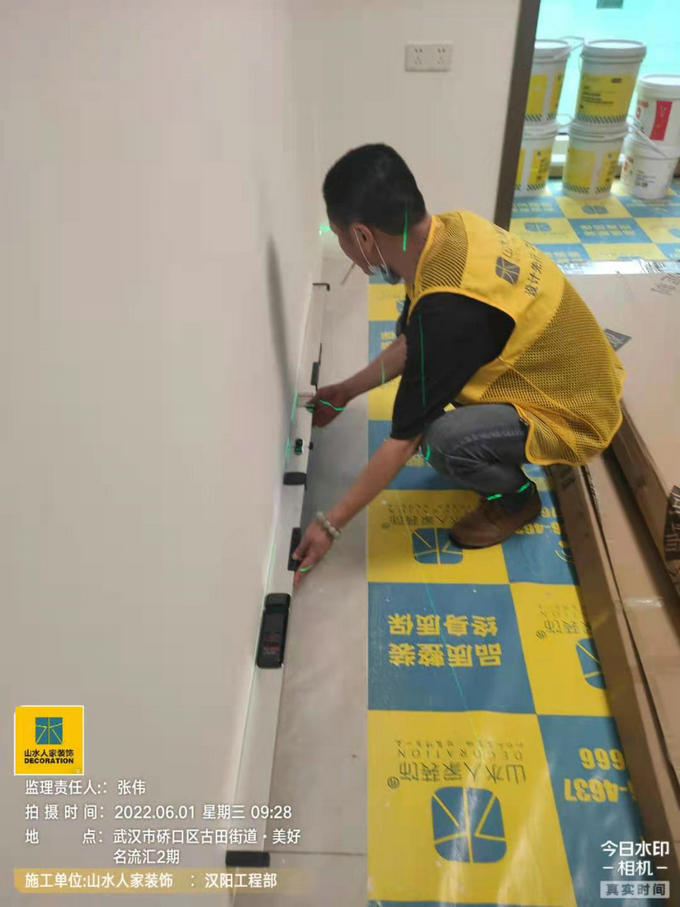 漢陽工程部領導在裝修工地檢查施工情況