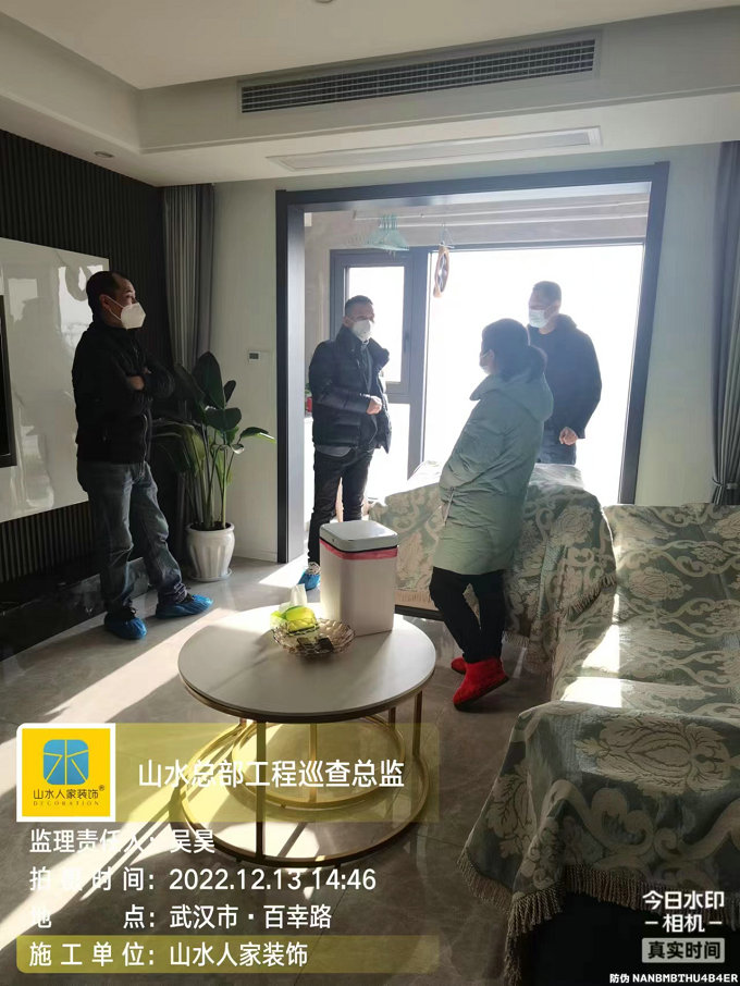 山水人家裝飾工程部領導工地巡檢